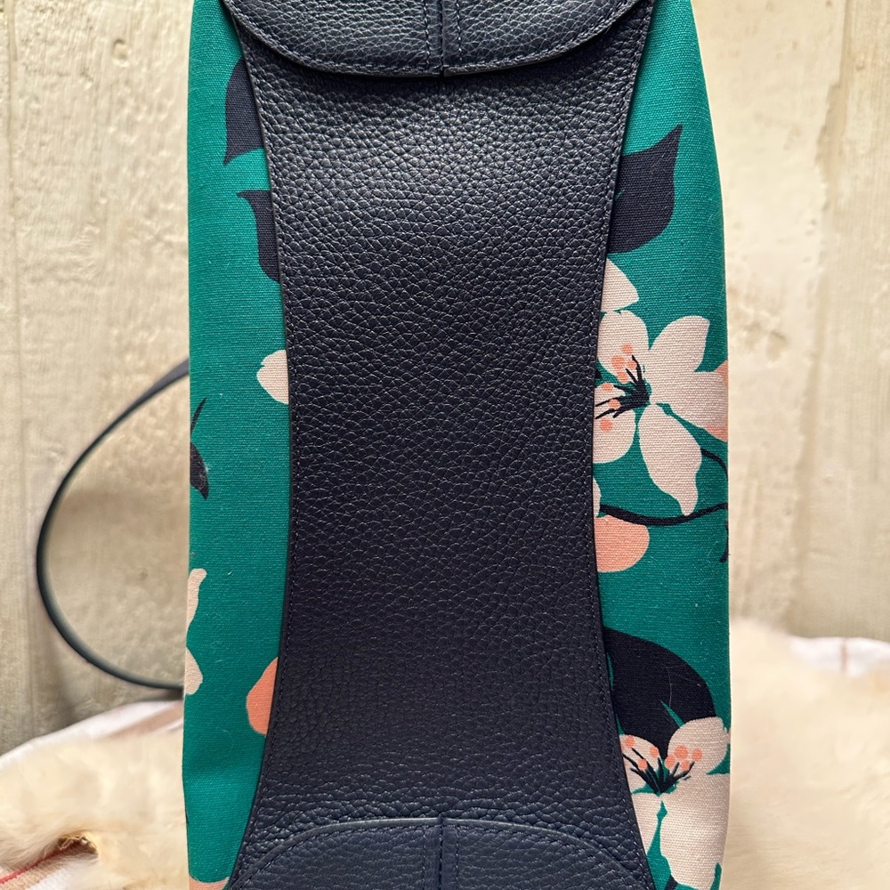 Kate Spade Leila Medium in Lily Blooms Green Multi Shoulder Bag - Picture 4 of 4